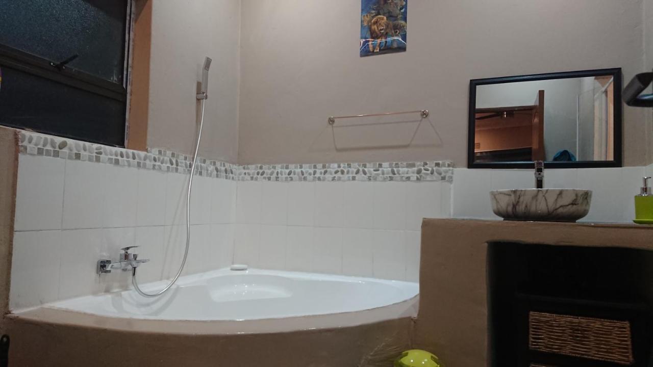 Svh Bush Lodge Marloth Park Bagian luar foto